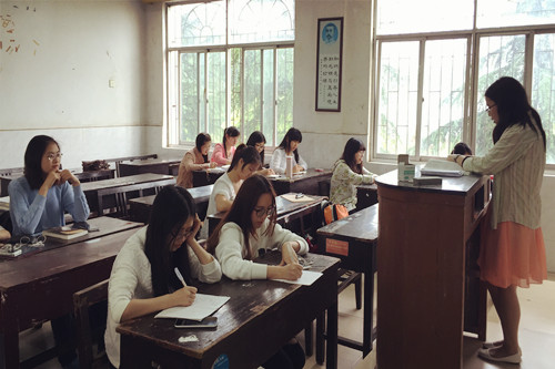 304am永利集团12级翻译班召开学习“八字真经”主题班会2.jpg