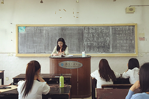 304am永利集团12级翻译班召开学习“八字真经”主题班会1.jpg