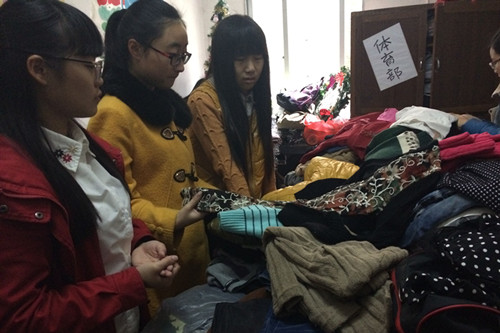 志愿者在公司中兴办整理义捐所得衣物.jpg