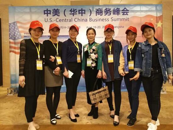 20170420公司志愿者与公司MTI实务导师、贸促会外联部谭洁副部长合影.jpg