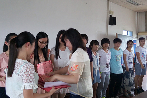 公司党委副书记陈娟老师为获奖者颁奖.jpg