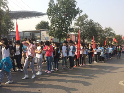 304am永利集团员工正在井然有序地排队等候入场.jpg