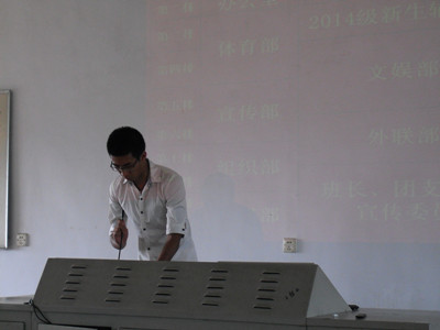 员工会主席郑毅主持会议.jpg