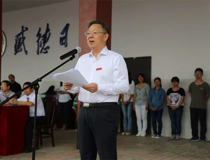 黄董事长发表讲话